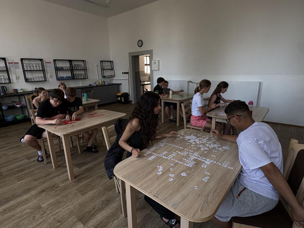 Game over! Enjoy the holidays. Poslední hodinu angličtiny jsme zakončili scrable, písničkami a dobrou náladou., 23. 6. 2026