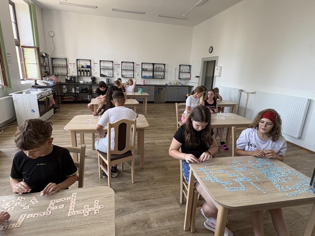 Game over! Enjoy your holidays. Poslední hodinu angličtiny jsme zakončili scrable, písničkami a dobrou náladou., 23. 6. 2026