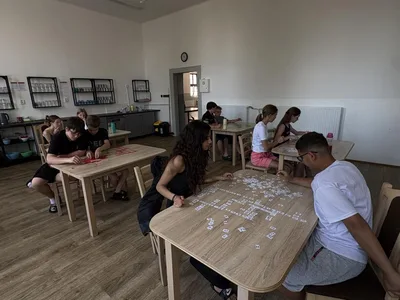 Game over! Enjoy your holidays. Poslední hodinu angličtiny jsme zakončili scrable, písničkami a dobrou náladou., 23. 6. 2026