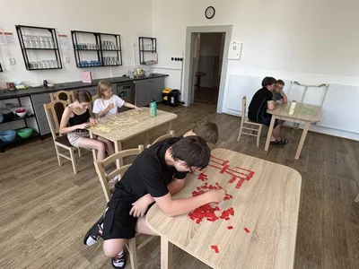 Game over! Enjoy your holidays. Poslední hodinu angličtiny jsme zakončili scrable, písničkami a dobrou náladou., 23. 6. 2026