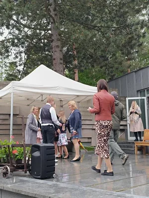 LEŽÁKY - POSELTSVÍ UKRYTÉ V KVĚTECH.