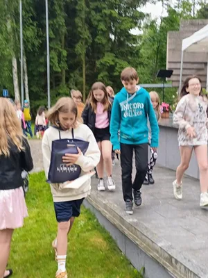 LEŽÁKY - POSELTSVÍ UKRYTÉ V KVĚTECH.